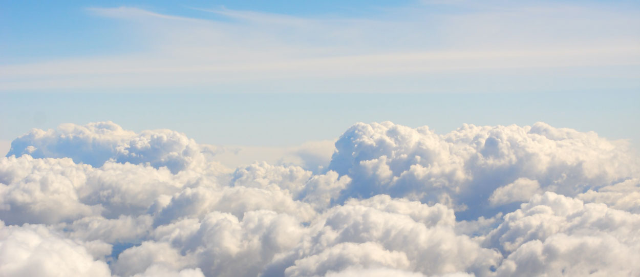 Blå himmel ovanför molnen